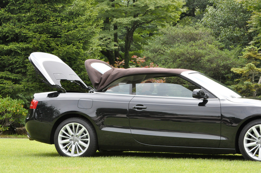 ソフトトップをオープンにするところ。所要時間は約15秒