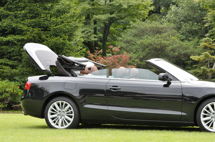 ソフトトップをオープンにするところ。所要時間は約15秒