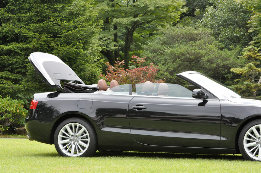 ソフトトップをオープンにするところ。所要時間は約15秒