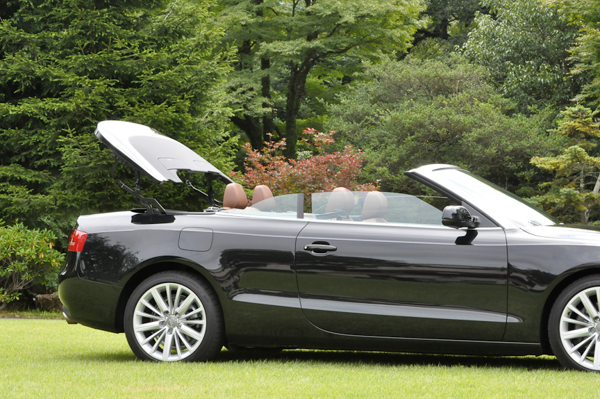 ソフトトップをオープンにするところ。所要時間は約15秒