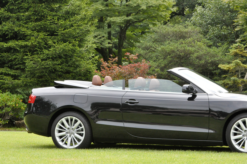 ソフトトップをオープンにするところ。所要時間は約15秒