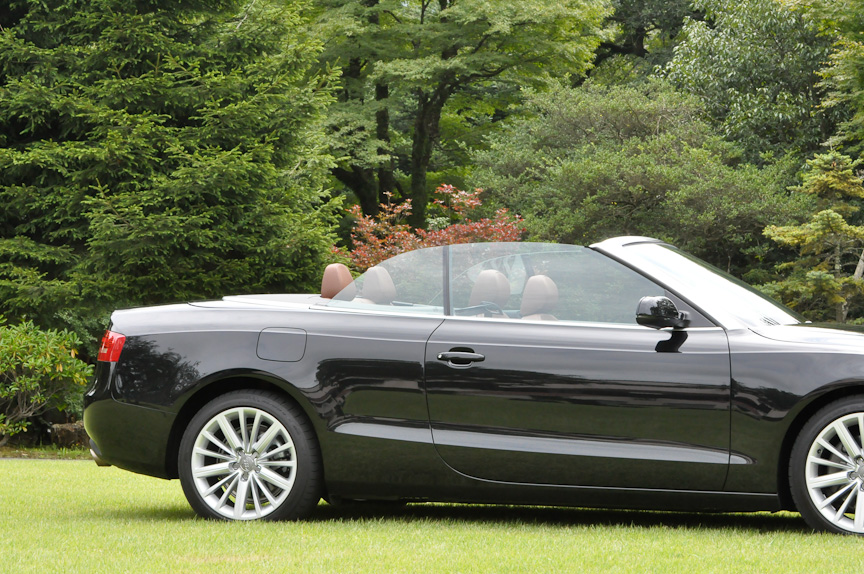 ソフトトップをオープンにするところ。所要時間は約15秒