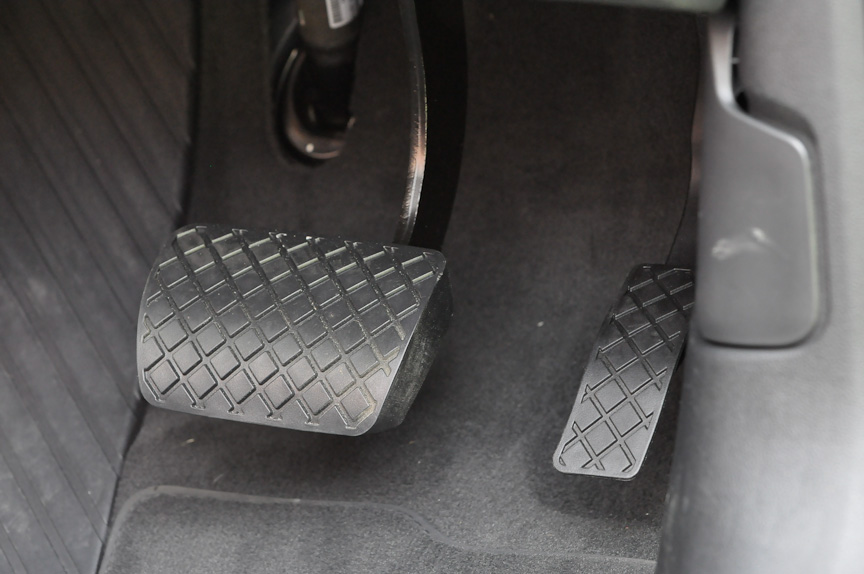 ATなので2ペダル