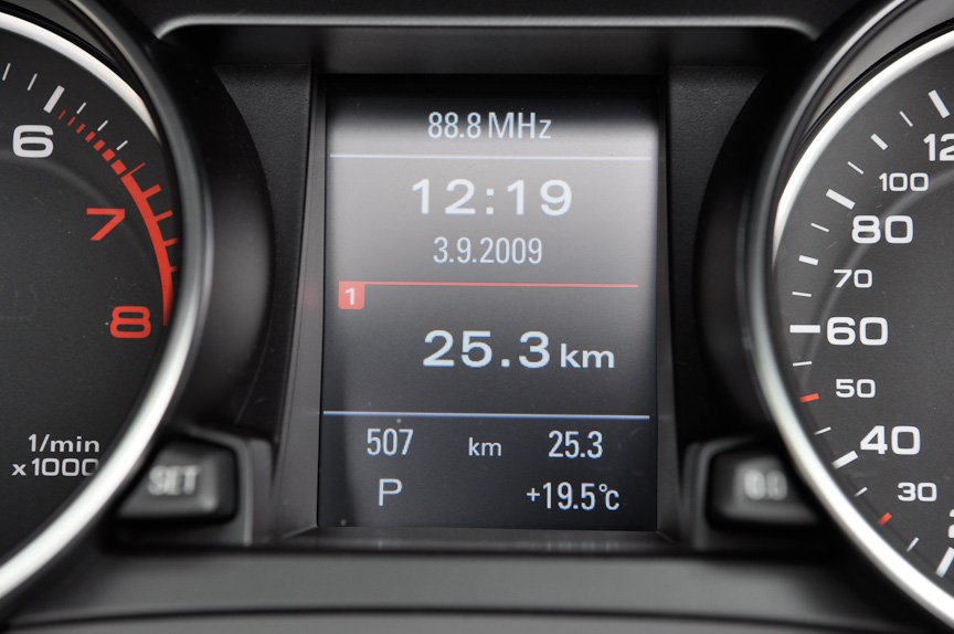 メーター中央に配置される「DIS（ドライバーインフォメーションシステム）」には、平均燃費や瞬間燃費、平均時速のほかドアの開閉状態、外気温、時間などが表示される