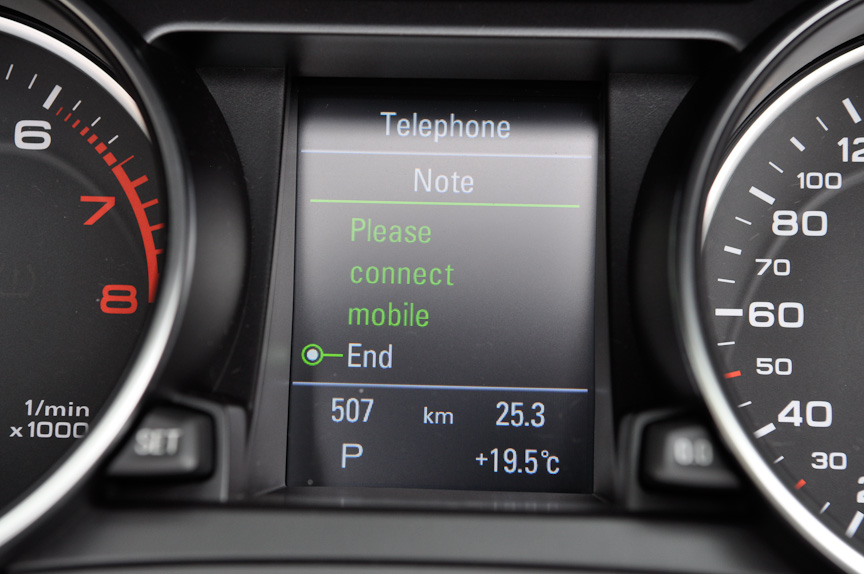 メーター中央に配置される「DIS（ドライバーインフォメーションシステム）」には、平均燃費や瞬間燃費、平均時速のほかドアの開閉状態、外気温、時間などが表示される