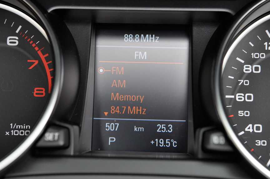 メーター中央に配置される「DIS（ドライバーインフォメーションシステム）」には、平均燃費や瞬間燃費、平均時速のほかドアの開閉状態、外気温、時間などが表示される