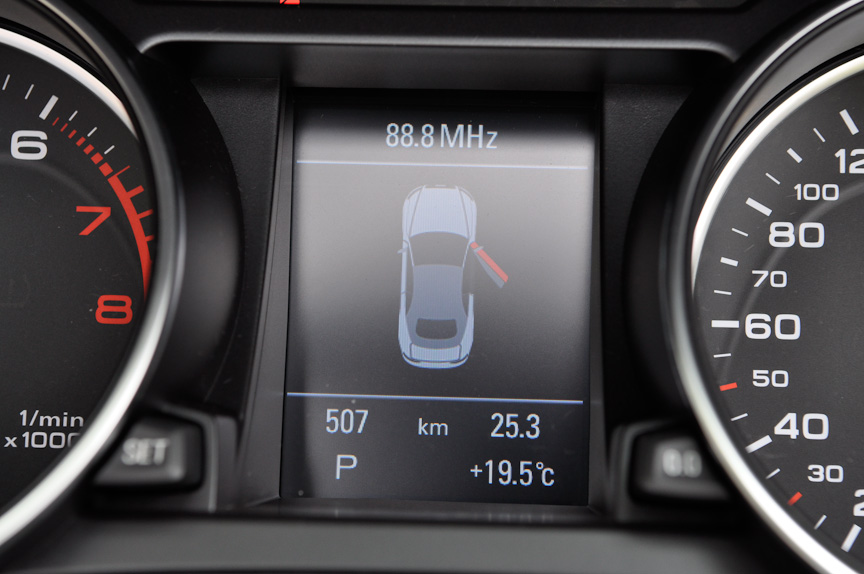 メーター中央に配置される「DIS（ドライバーインフォメーションシステム）」には、平均燃費や瞬間燃費、平均時速のほかドアの開閉状態、外気温、時間などが表示される