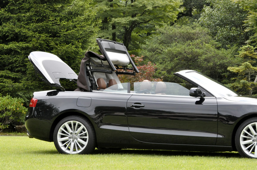 ソフトトップをオープンにするところ。所要時間は約15秒