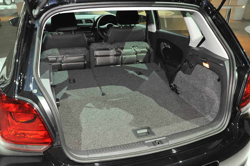 6:4の分割可倒式。すべて倒せば容量は952L