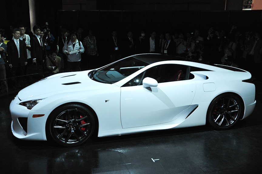 LFAで印象的なのは、多数のエアインテークやアウトレット。レクサスのエンブレムまでインテークになっている。車体後部にもこれらの“穴”がたくさんあるのでミッドシップカーのように見えるが、これはトランスミッションやラジエター、バッテリーを後部に積んでいるため。おかげで前後重量配分は48:52と、FRなのにフロントの方がわずかに軽い