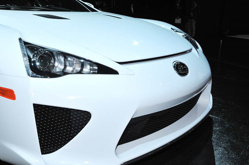 LFAで印象的なのは、多数のエアインテークやアウトレット。レクサスのエンブレムまでインテークになっている。車体後部にもこれらの“穴”がたくさんあるのでミッドシップカーのように見えるが、これはトランスミッションやラジエター、バッテリーを後部に積んでいるため。おかげで前後重量配分は48:52と、FRなのにフロントの方がわずかに軽い