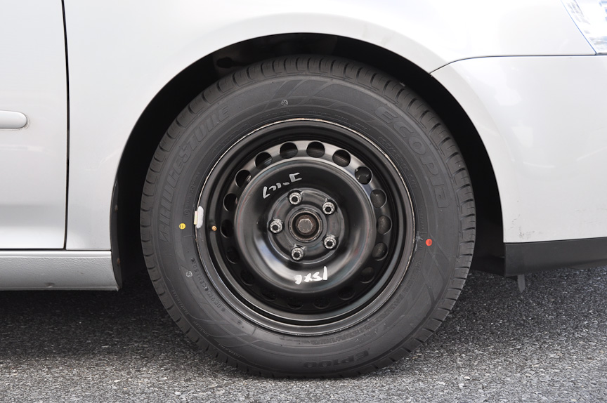 省燃費タイヤのECOPIA EP100を取り付ける。タイヤサイズ、空気圧ともベーシックタイヤと同じ