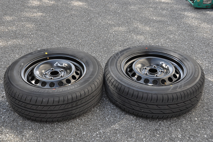 ベーシックタイヤのB'style EX（左）と、省燃費タイヤのECOPIA EP100（右）。ECOPIAのほうがブロックが大きく、ブロック歪みにおける抵抗も小さそうだ。また、ブロックが3D形状をしており、世代の差は明らか