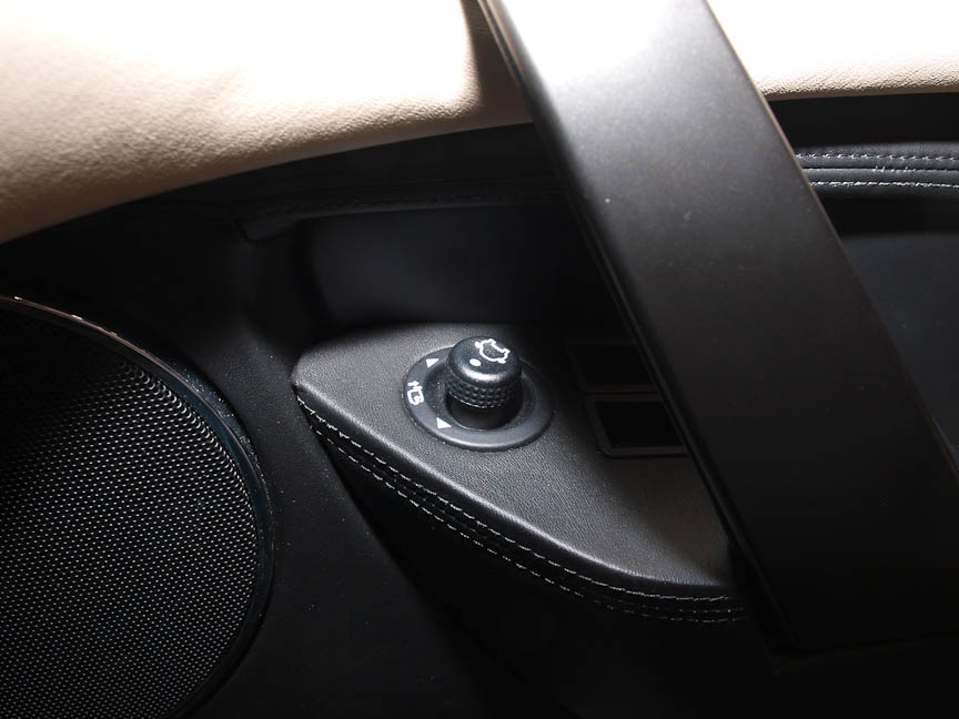 ロータスで電動可動式ミラーを採用したのもエヴォーラが初めて