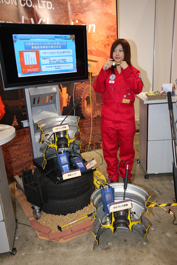 トラック向けのコンプレッサーといったパーツの展示や、車両管理用の点検機器なども多数展示されていた