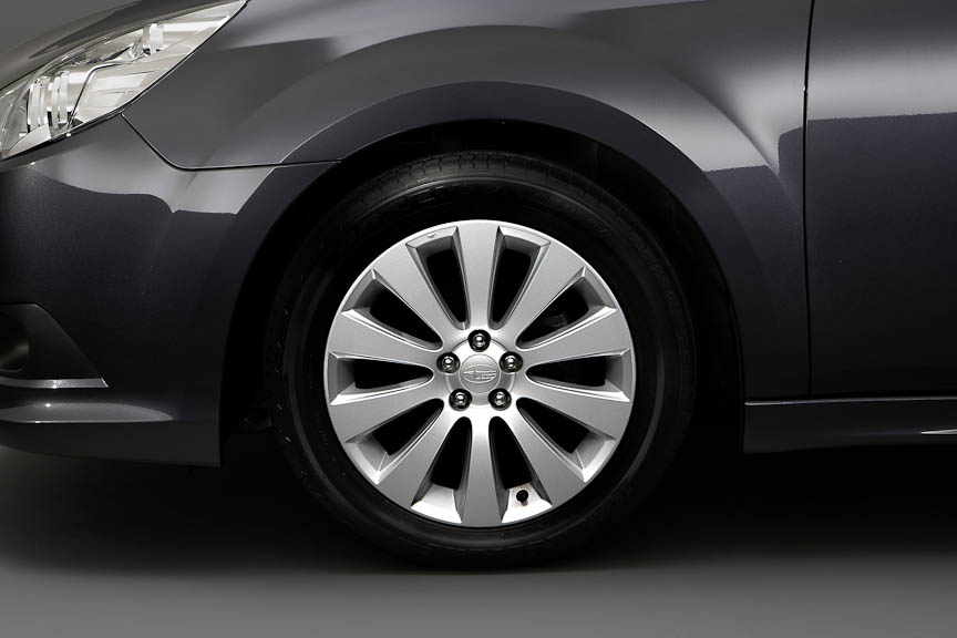 L Package Limitedの17インチアルミホイールと215／50R17タイヤ