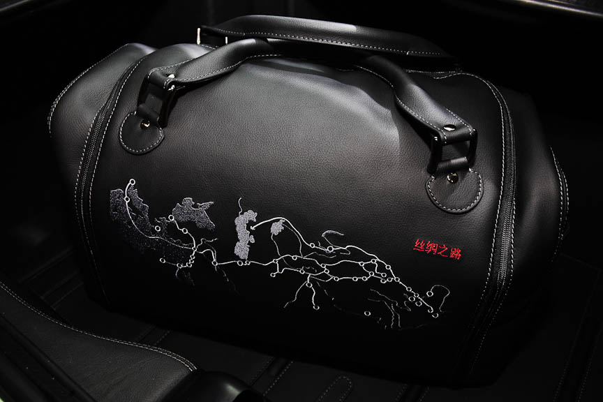 599 GTB Fiorano China Limited Editionには、スターターボタンやレブカウンターの文字が中国文字になり、シルクロードの図案がプリントされたバッグが付く