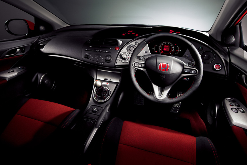 インテリアはブラック基調とし、随所にTYPE Rの象徴である赤を配置した。スピードメーターは上段に、タコメーターなどは下段に分けられている