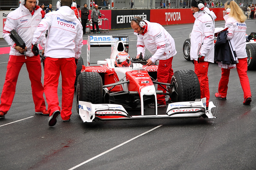 小林可夢偉選手はTF109をドライブして登場した