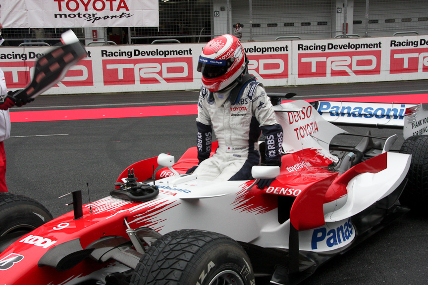 中嶋一貴選手はTF108で登場。レーシングスーツとマシンカラーのミスマッチが新鮮だ