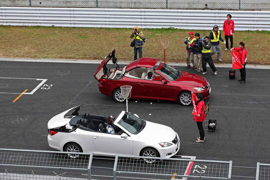 障害物競争。レクサス「IS250S」のルーフをあげて玉入れをしたり、来場者から借り物競走をしたりする内容