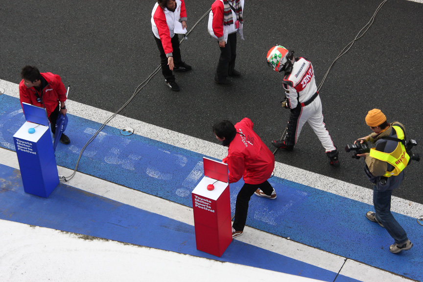 1周したらピットインして、ピットロード上のボタンを押すと次のマシンがスタートする