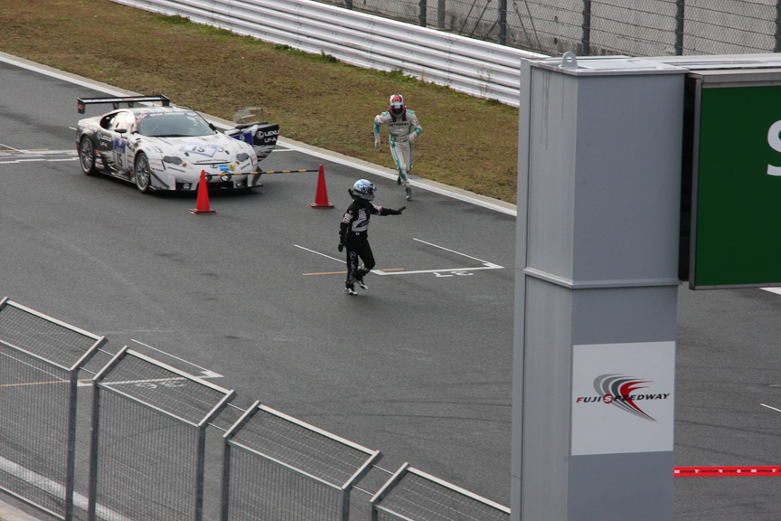 アンカーは、ホームストレート上でマシンを降りて、最後は人力でゴールを目指す