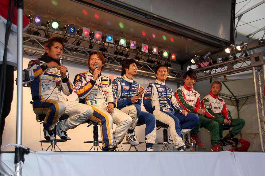 最初に行われた「GT300ドライバートークショー」の様子。多くのファンが詰めかけた