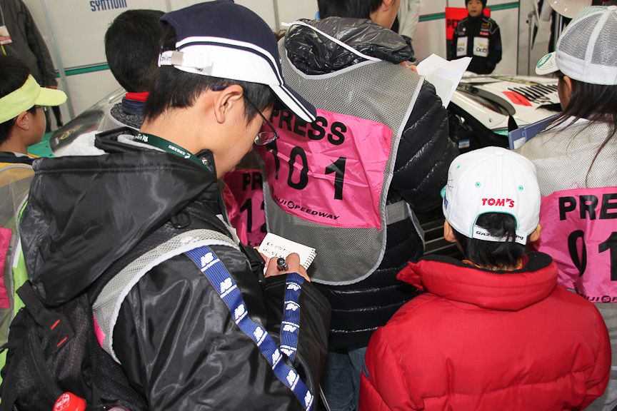 「モータースポーツお仕事体験コーナー」の「キッズ記者体験」の様子。PETRONAS TOM'Sのピットで熱心に取材を行っていた