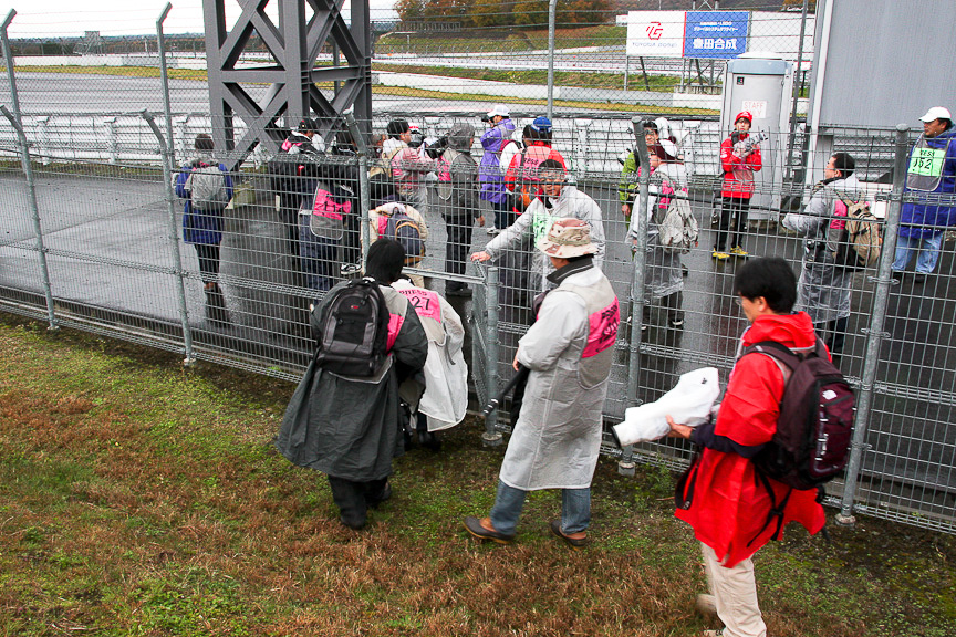 事前申込の有料プログラムとして用意された撮影講習会。普段は入れないフェンスの内側のコースサイドから撮影ができる