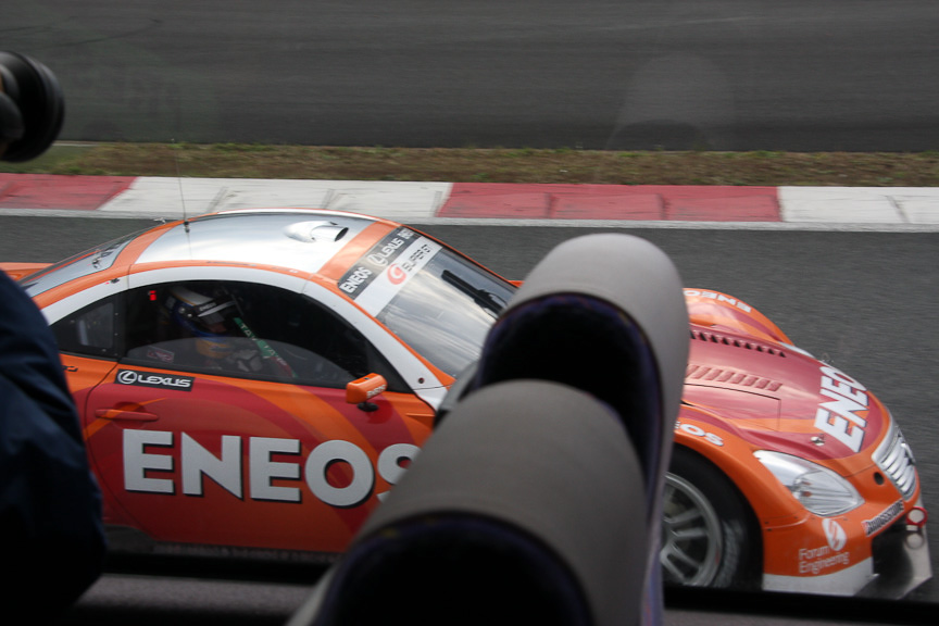 サーキットサファリの車内からの様子。バスのすぐ真横をGTマシンが併走する