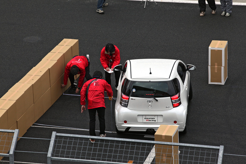 ドリフトパーキング選手権の様子。駐車エリアにどれだけ正確にドリフトしながら停止できたかを競争。D1にも参戦する織戸学選手が最後に神業的なドリフト駐車を見せ優勝