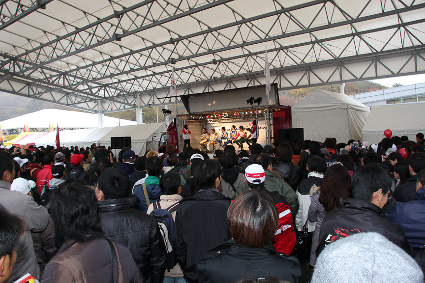 最初に行われた「GT300ドライバートークショー」の様子。多くのファンが詰めかけた