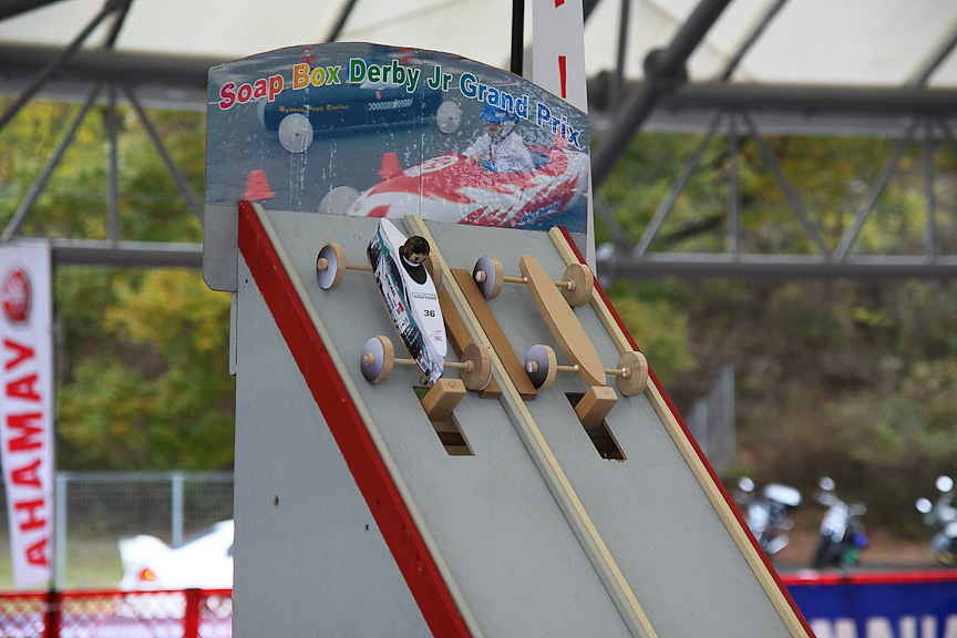 ファースト・ソープボックス モックカー工作＆爆走レースのスタートの瞬間
