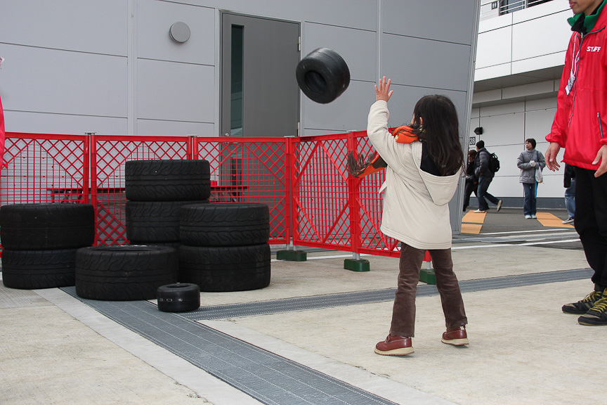 タイヤターゲットの様子。カート用タイヤを、通常のタイヤで作ったターゲットに投げ入れる内容