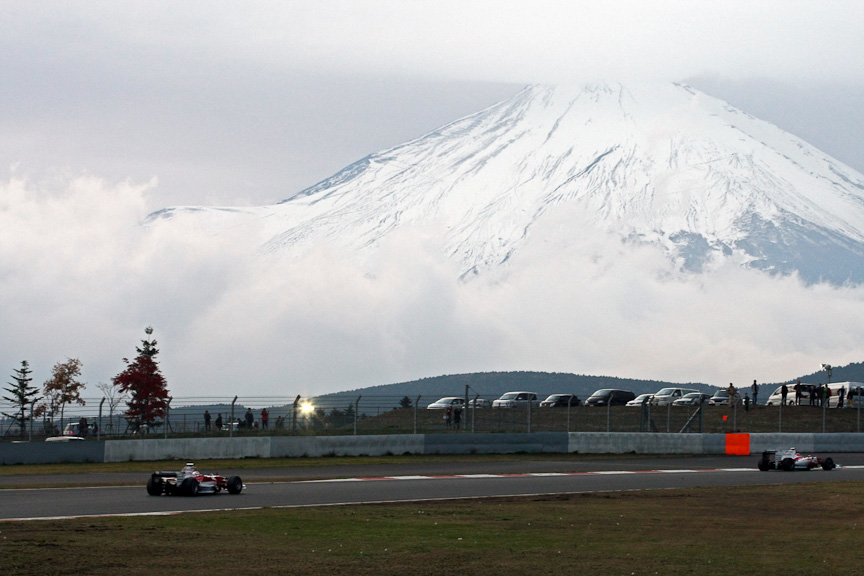 富士山をバックに走る2台のトヨタF1カー。これが本当の見納め