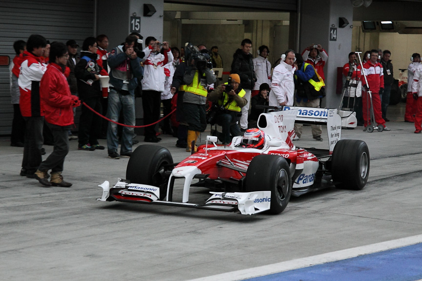 ピットを出る小林選手のTF109