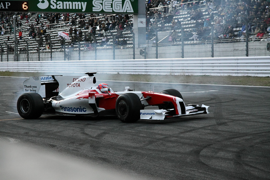 メインストレートでドーナツターンを始めるTF109