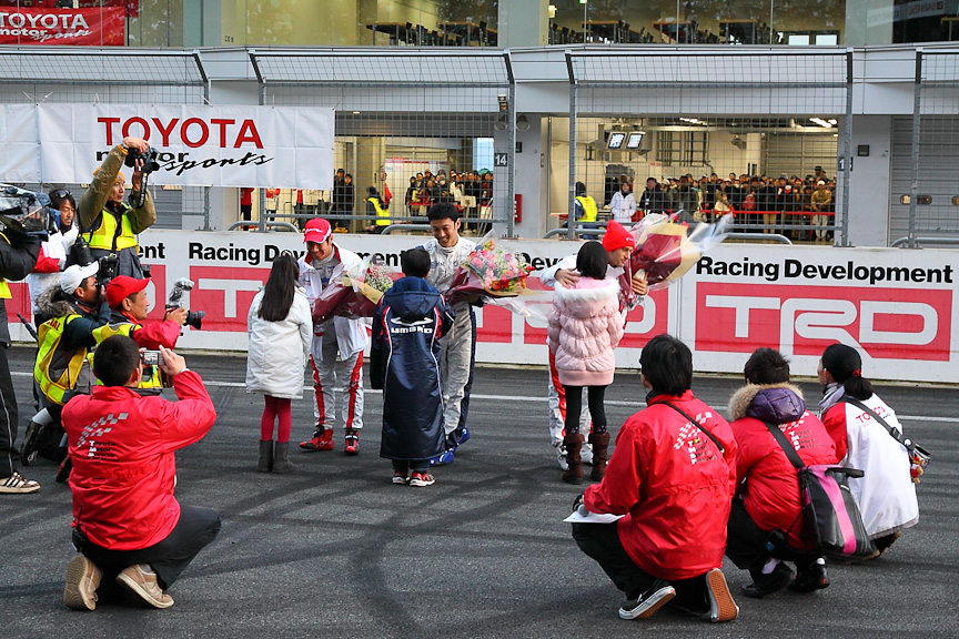 子供たちから花束を受け取る3選手