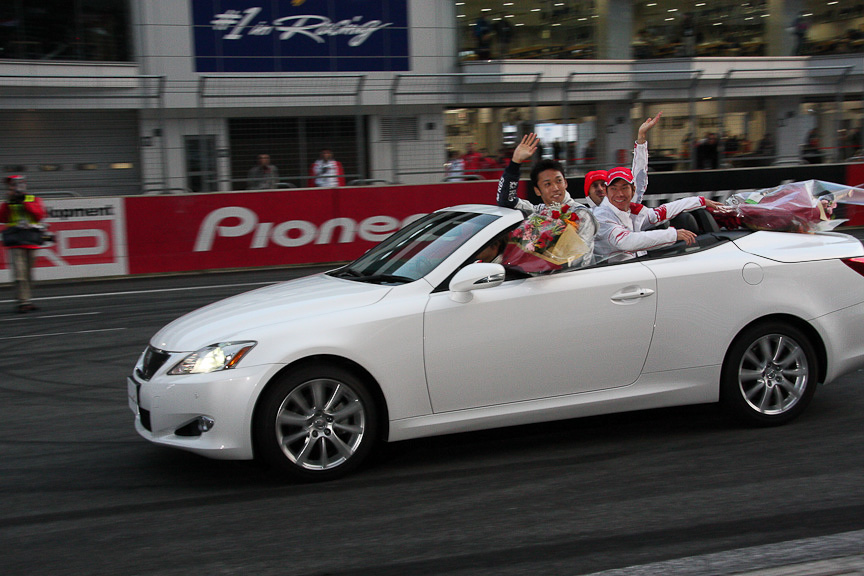 SUPER GTのGT500クラスに参戦する大嶋和也選手のドライブで3選手がパレードラン