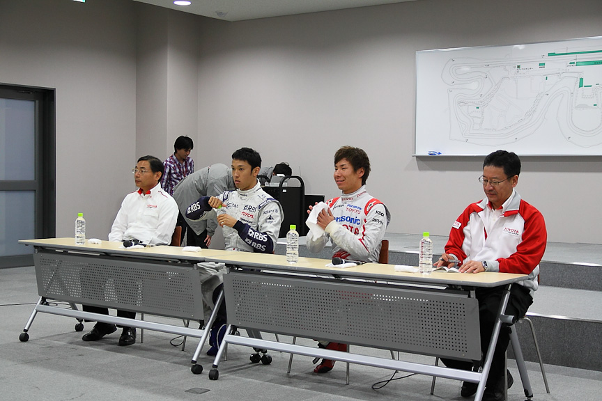 記者会見の様子。左から高橋氏、中嶋選手、小林選手、今井氏