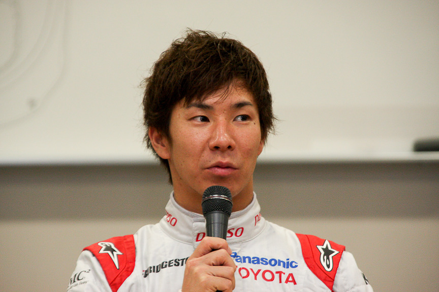 小林選手。今は少し休みたいと言う。トヨタF1のファイナルランを任されたのは光栄と述べた