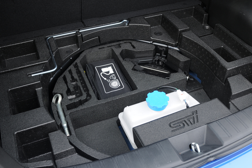 軽量化のためスペアタイヤは廃止され、パンク修理キットが搭載される。牽引フックやジャッキなど工具類が収められる台は発泡スチロール製