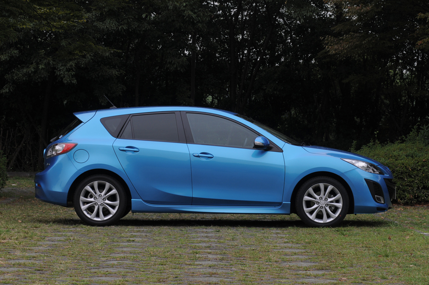 ボディーカラーはアクセラスポーツのイメージカラーにもなっているセレスチアルブルーマイカ。フロントの大型グリルが特徴的だ