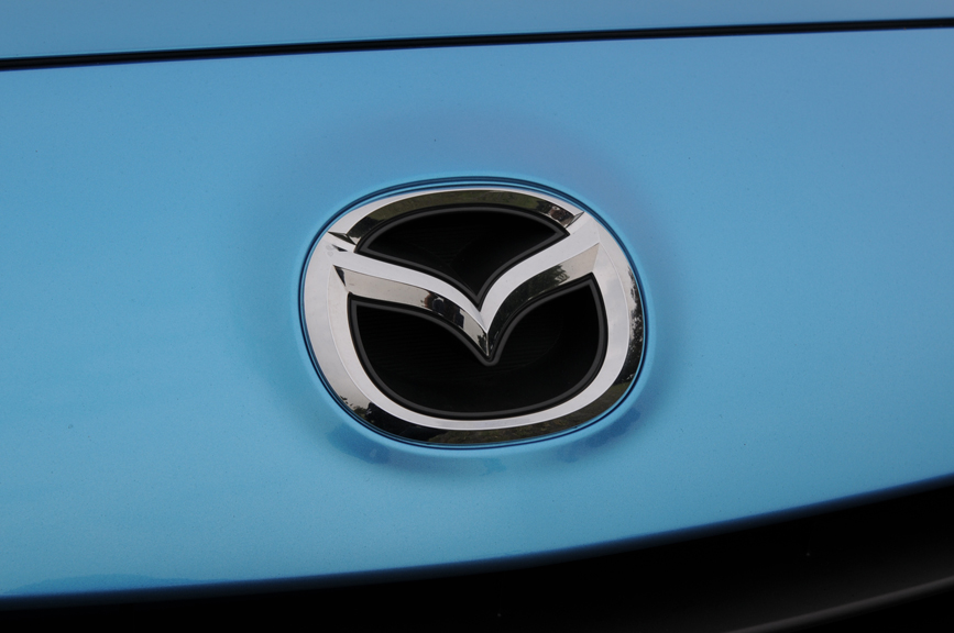 大型のヘッドライトは1灯でプロジェクター方式が採用されている。フロントのエンブレムはくり抜かれた形状になっている