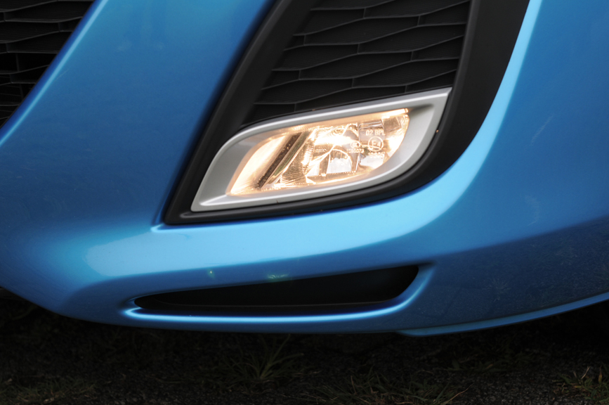 標準装備のフォグランプ上下にはエアインレットが設けられている