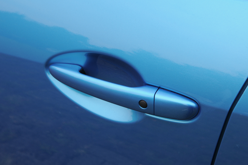 ドアハンドルにはキーレスエントリー用のロック／ロック解除ボタンを備える