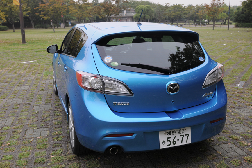 旧モデルの面影を残したリアビュー。ブレーキランプはクリアータイプ