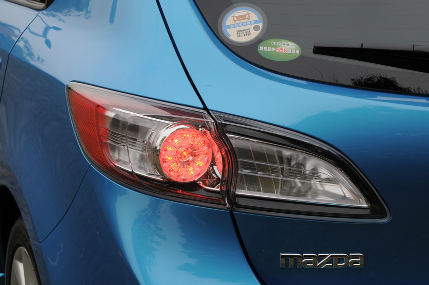 リアコンビネーションランプ。ブレーキランプは丸形でLEDが採用されている