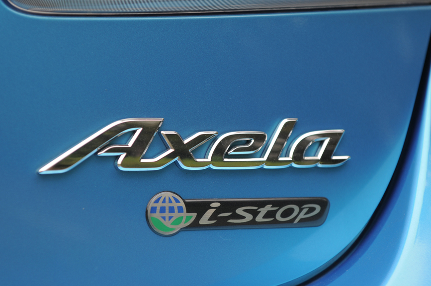 アクセラのロゴの下には控えめなi-stopロゴも貼られている